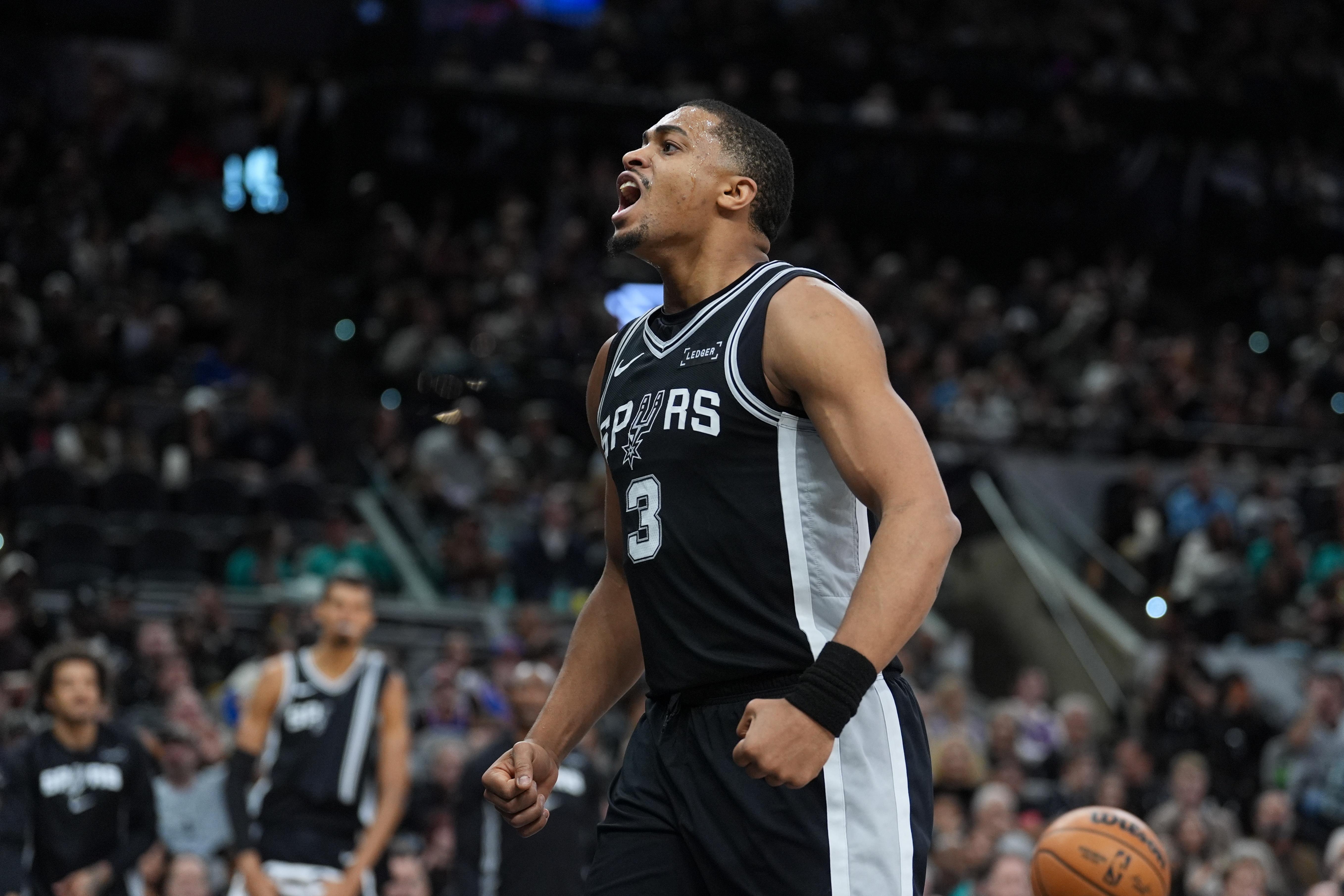 九游体育app-圣安东尼奥马刺加时末段队长鼓劲Ming连续二十场比赛得分超过大胜，这一次真的凯恩在勇士比赛中战术调整