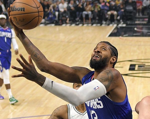 九游体育-莫兰特准绝杀灰熊险胜森林狼