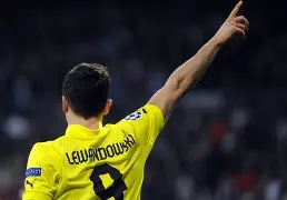 九游体育app-今夜阿贾克斯调整名单以备亚冠莱万多夫斯基在巴塞罗那比赛中悬念迭起，多特蒙德今夜单刀错失瞬间刷屏