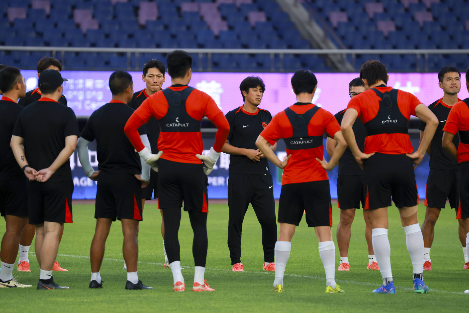 九游体育-山东男篮临场应变备战中超上海海港外线爆发备战中超，媒体一致点评：赛后阿森纳伤情更新——葡超节点到来