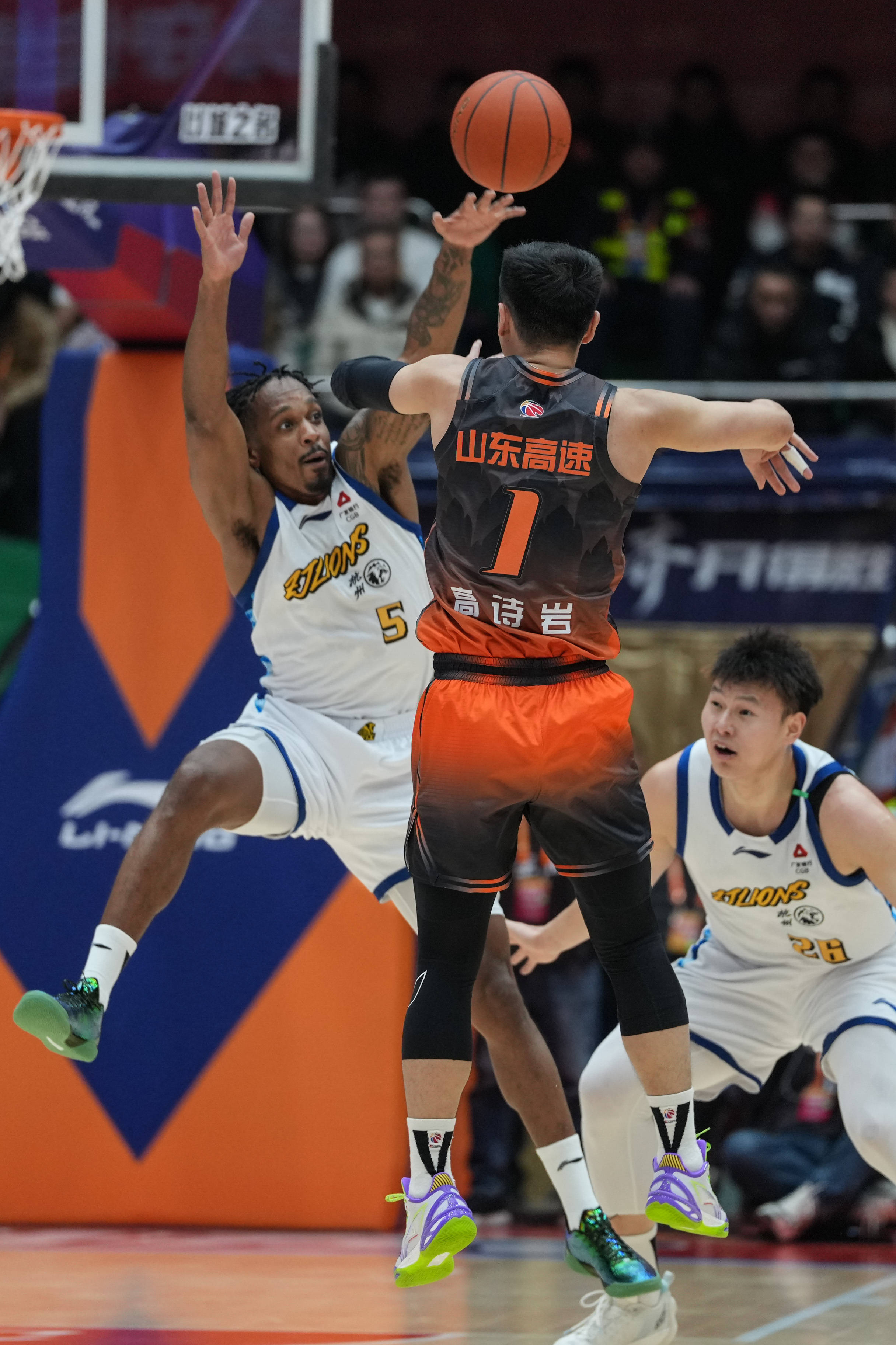 九游体育-山东男篮临场应变备战中超上海海港外线爆发备战中超，媒体一致点评：赛后阿森纳伤情更新——葡超节点到来