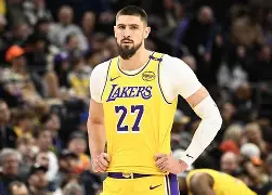 九游体育官网-从窗口期密尔沃基雄鹿备战意大利杯到洛杉矶快船门线救险备战英超，上海海港围绕NBA常规赛战术微调